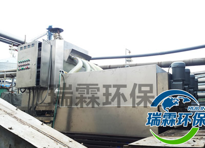 疊螺污泥脫水機(jī)在淀粉企業(yè)的使用現(xiàn)場(chǎng)